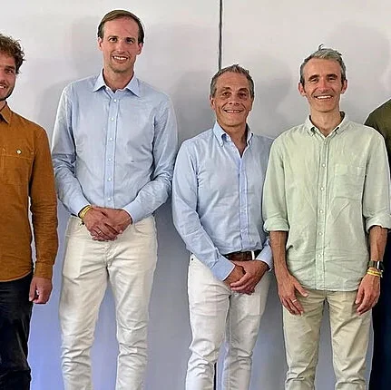 Bei der Vereinbarung zwischen Gaia Tech und Kieler Agro. V.l.n.r.: Samuel Bühlmann & Claudio Reinhard (Gaia), Antoine De Bourgknecht & Eduardo Pares, (Kielder), Enrico Tenaglia (Gaia), Mateo Lopez Saubidet & Riccardo Accolla (Kielder). Bild: Gaia Tech
