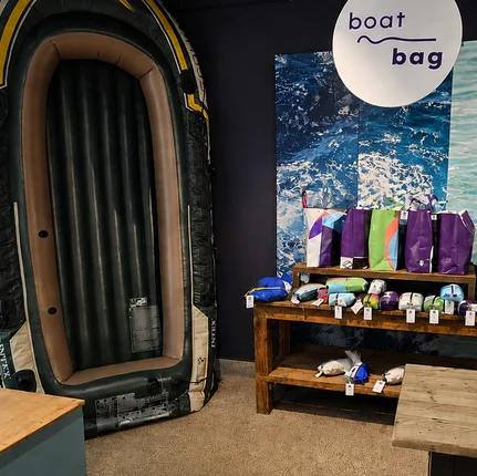 Die neue Taschen-Kollektion von Boat2Bag wird in der Bärner Brocki präsentiert. Bild: zVg/Boat2Bag