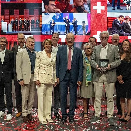 Peter Jakob von Jakob Rope Systems mit dem Award „25 Jahre SVC“  neben Bundespräsident Guy Parmelin und dem Jubiläumsteam des SVC. Bild: zVg/SVC/PEAK, Yannic Reber