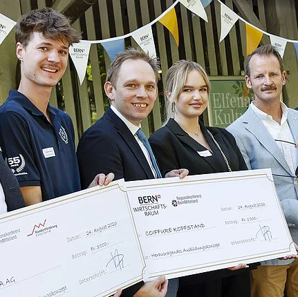 Die Siegerteams unter sich (v.l.n.r.): Scania Schweiz, Coiffure Kopfstand und Schloss Hünigen belegten die ersten drei Plätze der diesjährigen WRB-Lehrbetriebs-Championship. Bild: zVg/Wirtschaftsraum Bern