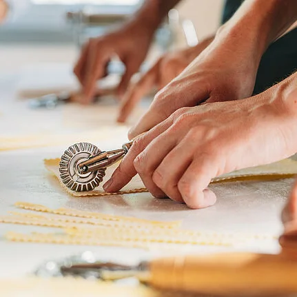 Im Rahmen des Ateliers SiedePUNKT kochen Teams einen Vormittag gemeinsam. Bild: zVg/Resoluma GmbH