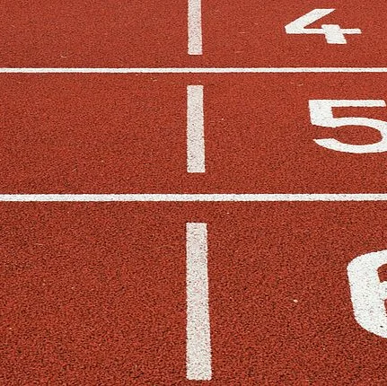 Sportböden aus Kunststoff-Granulat sind eine der Spezialitäten von Gezolan. Symbolfoto: Austris Augusts via unsplash