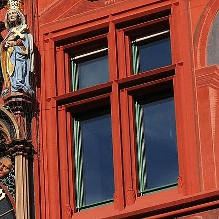 Die Basler Quadra Ligna AG renoviert historische und erhaltenswerte Fenster gemäss heutigen Anforderungen, beispielsweise mit Isolierverglasungen. Symbolbild: hans/Pixabay