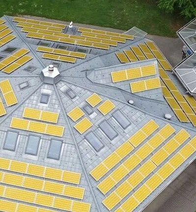 Solarify baut Solaranlage auf dem Dach des Pfadiheims Enzenbühl