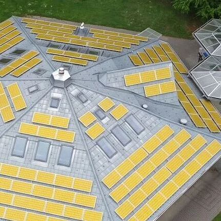 Auf dem sechseckigen Dach des Pfadfinderheims Enzenbühl entsteht eine Solaranlage mit 101 Modulen. Bild: zVg/Solarify